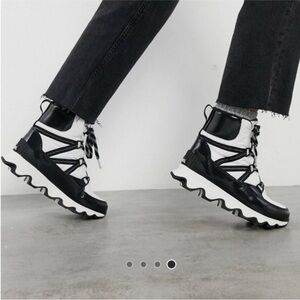 SOREL Boots Kinetic Sport Snow Sneakers White Black Trim Waterproof Size 10